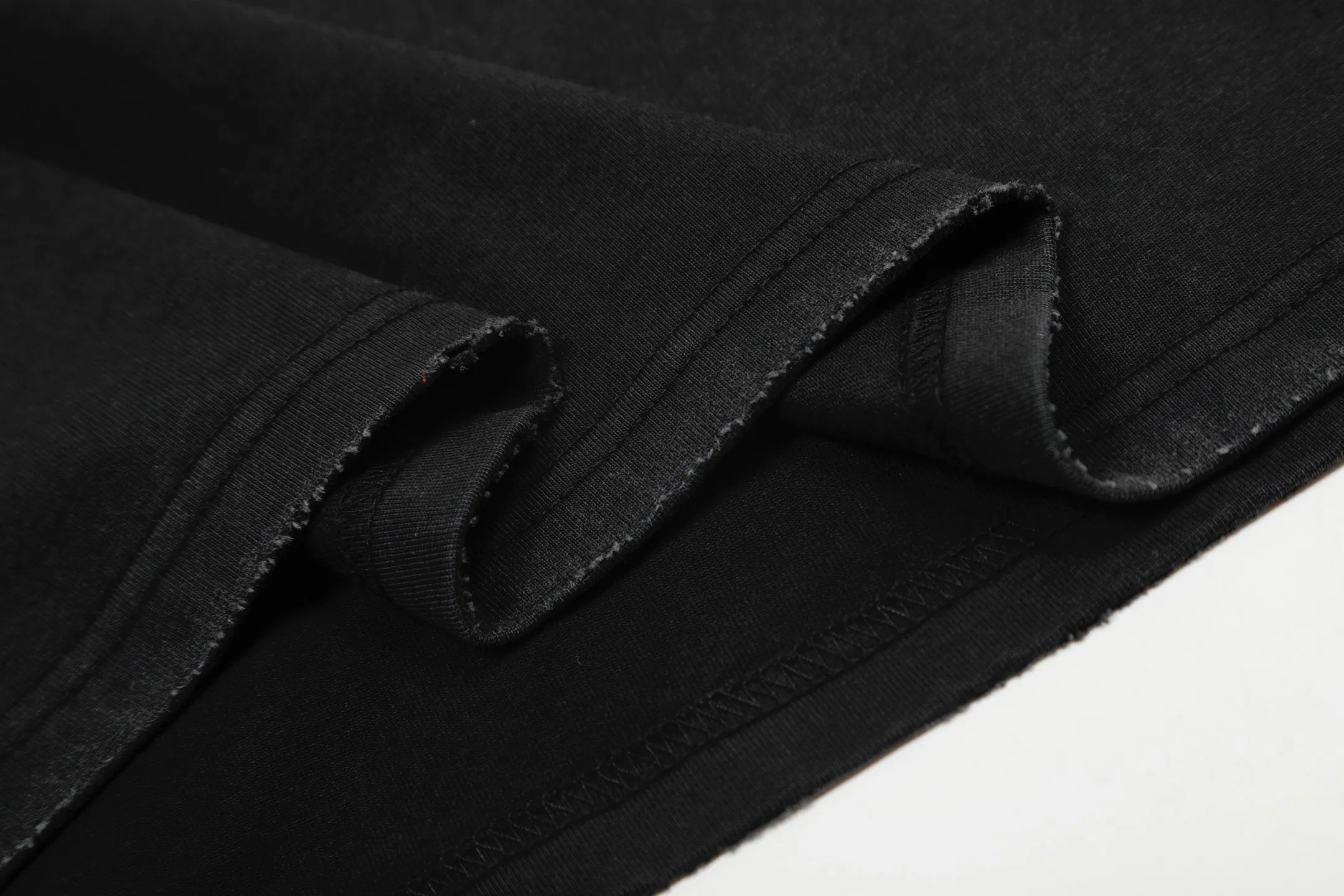 pt model number #G1014 P116 GALLERY DEPT. Old and frayed sleeveless waistcoat short-sleeved skull. Made of 280G double yarn pure cotton. The fabric is comfortable and stylish. After washing and distressing, the upper body becomes more fashionable and cool. The collar and hem are frayed. The US version is too large. Color: washed black. Size S/M/L/XL